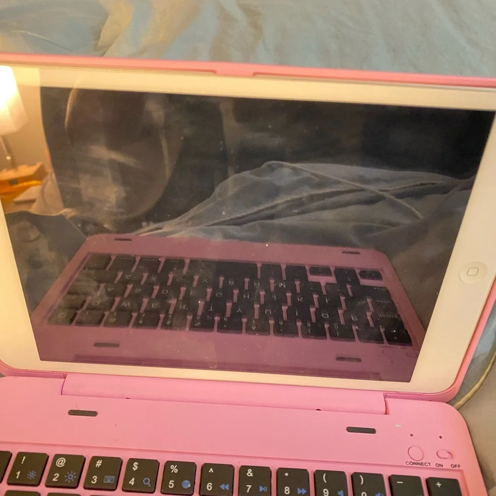EUC IPad Mini 2 w/attached Bluetooth Keyboard